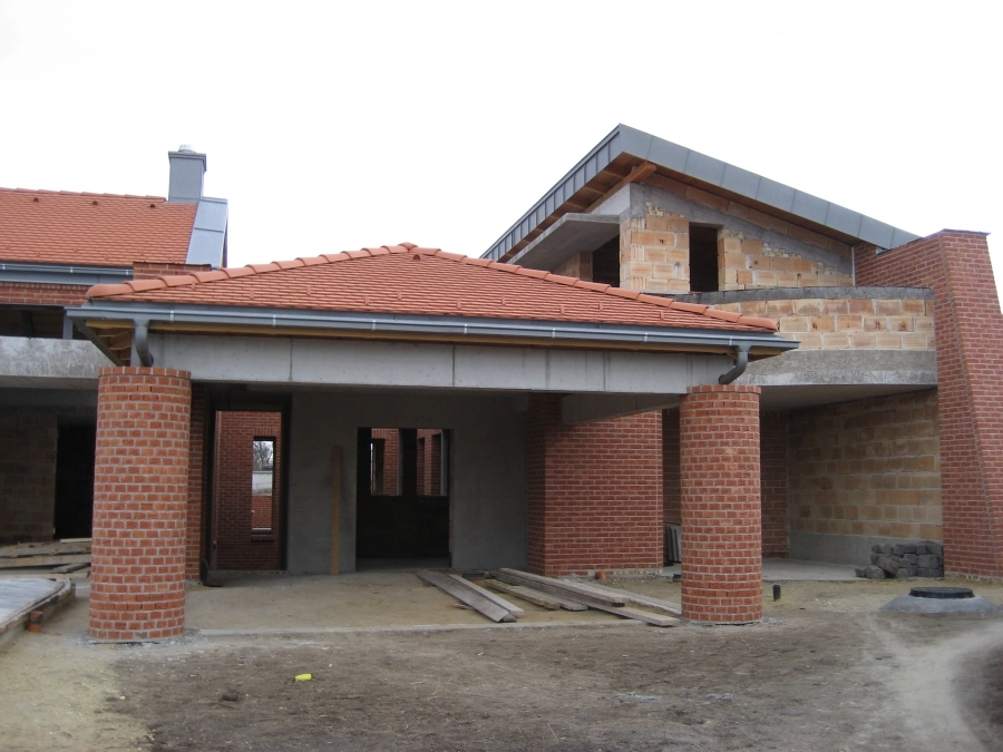 Családiház Zsámbékon szondás hőszivattyús fűtéssel