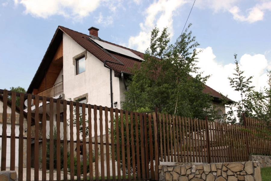 Levegős hőszivattyú és síkkollektorok Érden egy családi házban